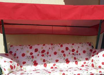 Strieška na hojdaku Hollywood 130x220cm vo farbe Uni-Living Red so zladenou sedacou spravou na hojdaku 170x50x8cm vo farbe Poppy